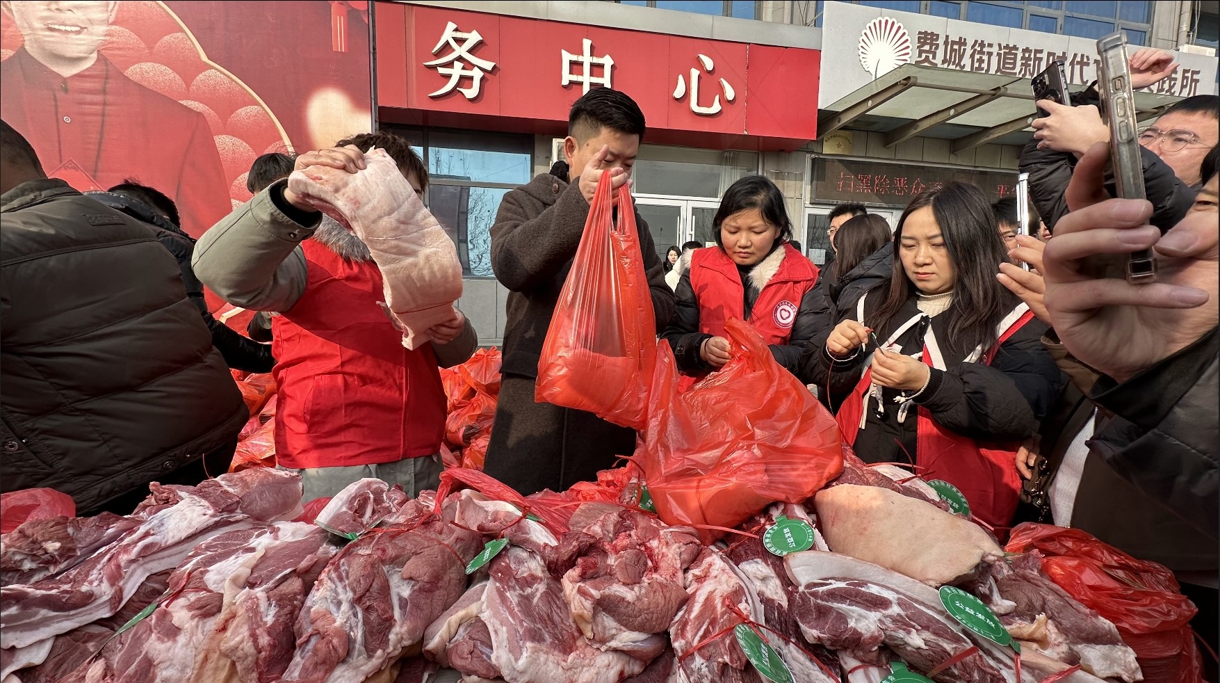 吴召国坚持11年为家乡老人送“新年福利”